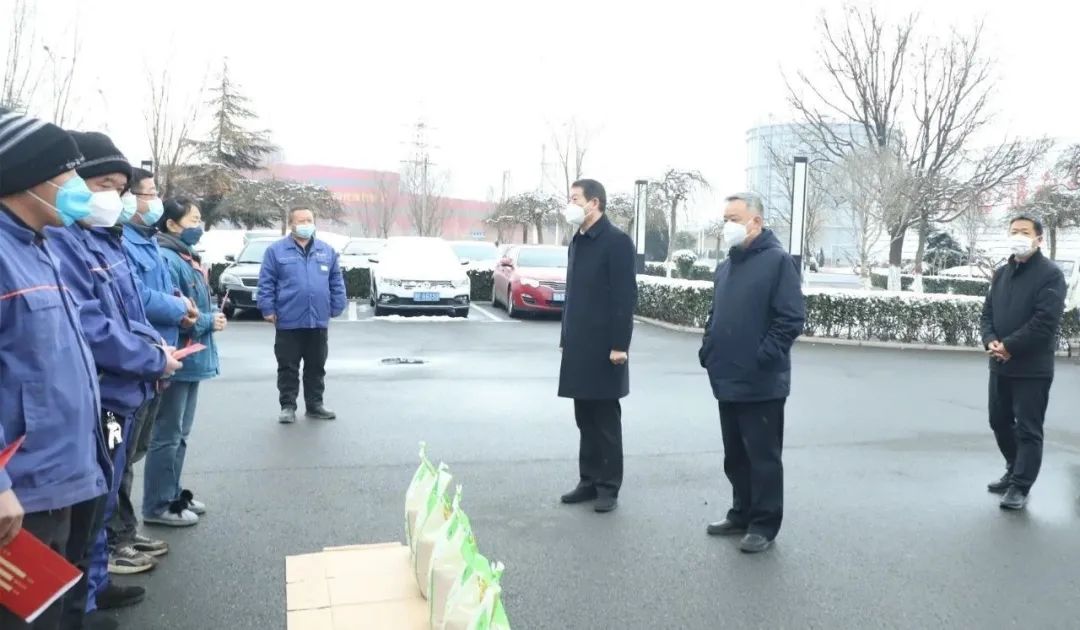 王宝玉书记到乐动（中国）看望慰问职工和劳模李静敏